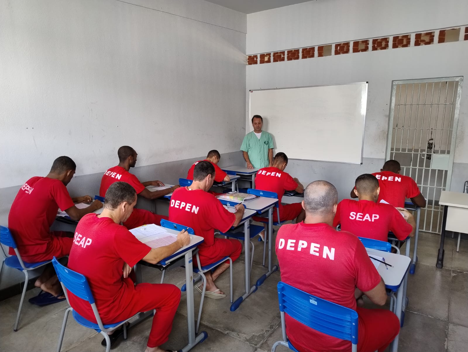 Presos fazem prova na unidade penitenciária da Escola Estadual Professor Raymundo Martiniano Ferreira